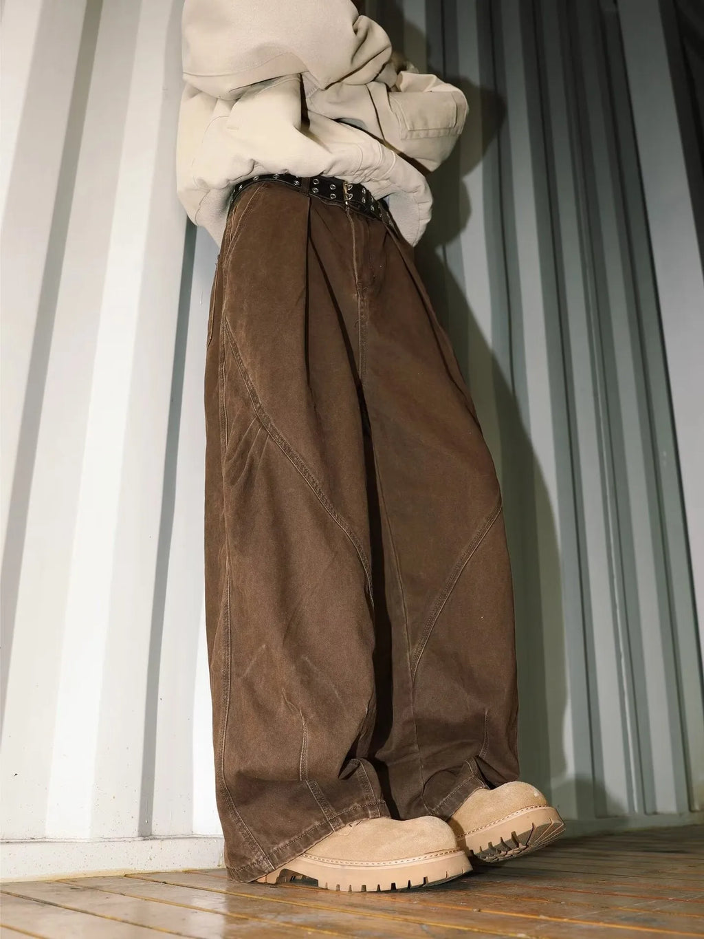 Men's straight-leg trousers with pleated front and striped pattern in cotton-polyester blend