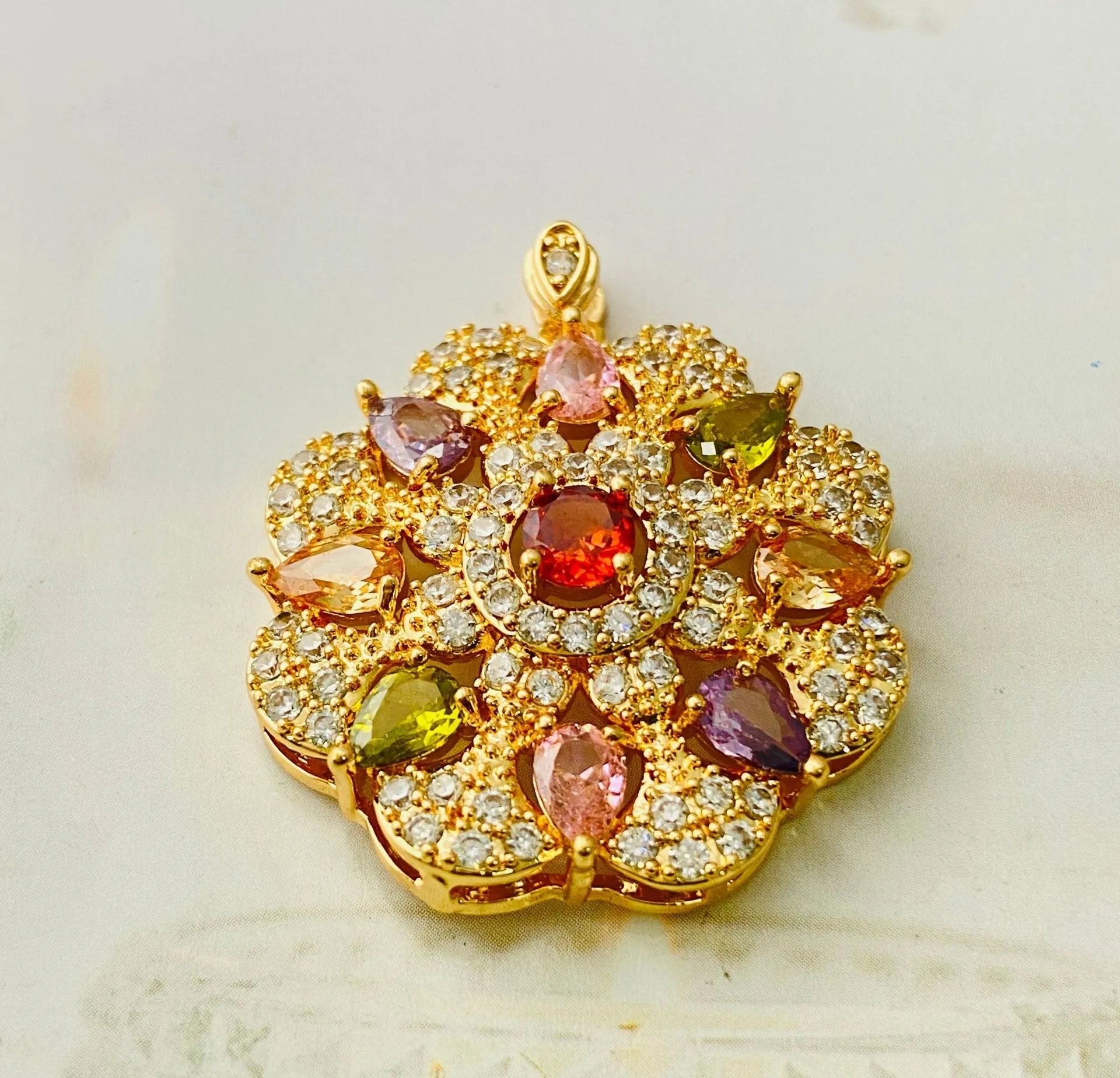 Women's zircon flower pendant necklace in gold, champagne gold, and platinum colour finishes