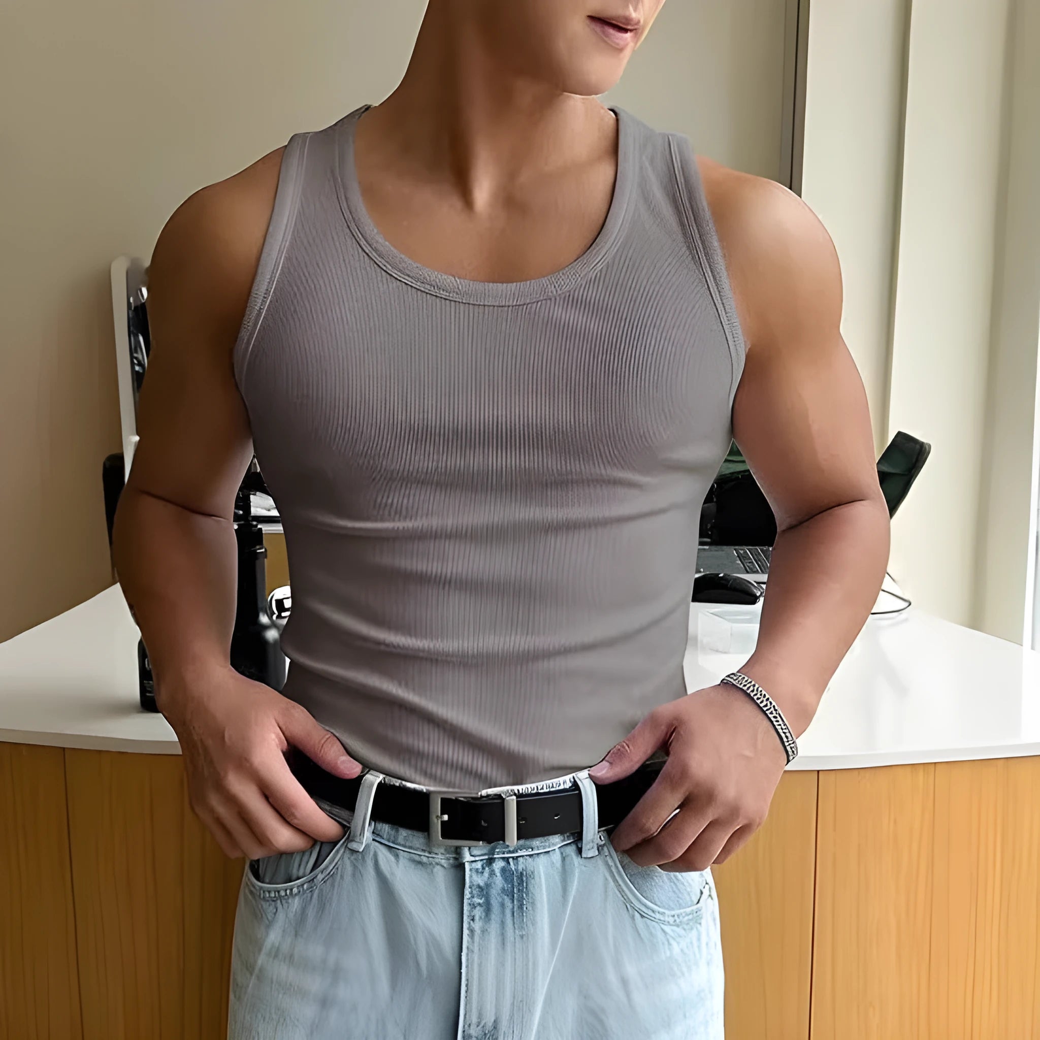 Men's tight-fit polyester fitness t-shirt with wool lining for gym workouts