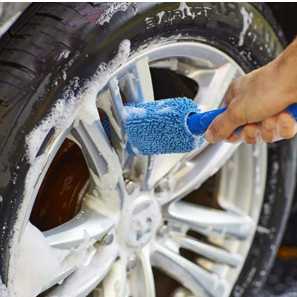 Microfiber car tyre brush with long 29cm handle in grey colour for wheel cleaning
