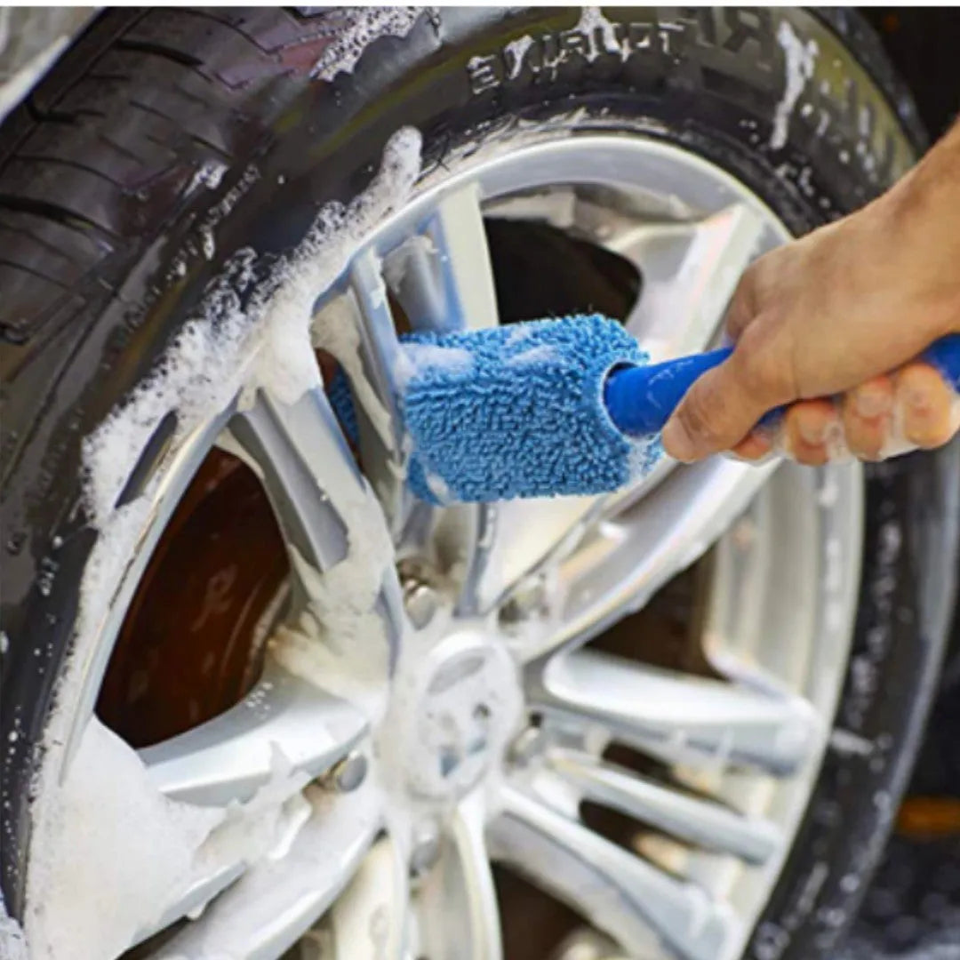 Microfiber car tyre brush with long 29cm handle in grey colour for wheel cleaning