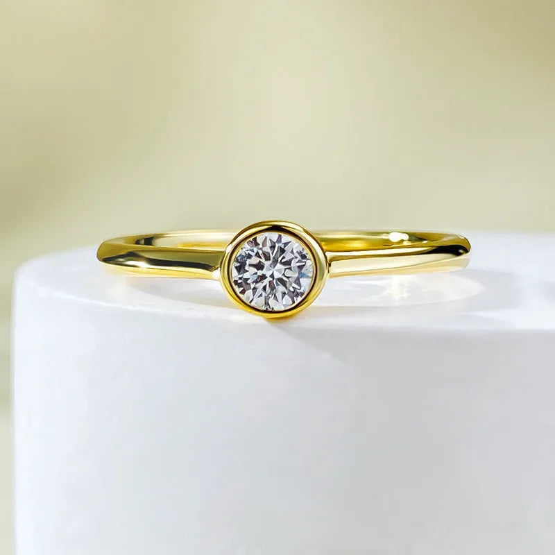Minimalist women's silver ring with crown shape and line engraving in electroplated gold or platinum finish