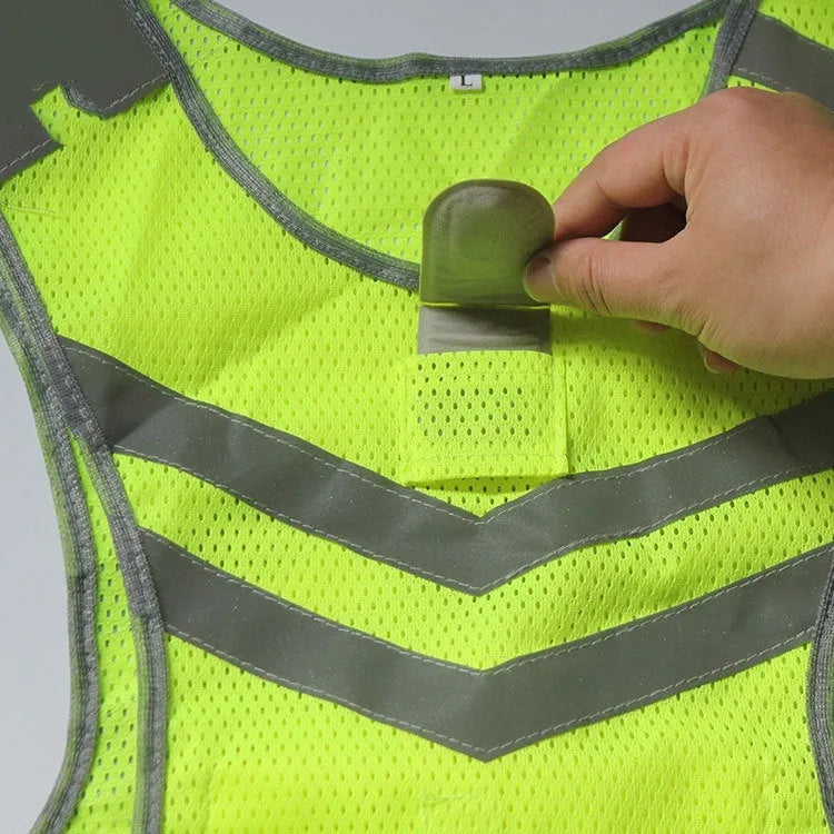 Fluorescent yellow LED light-emitting reflective mesh vest with arrow pattern and magnet clip