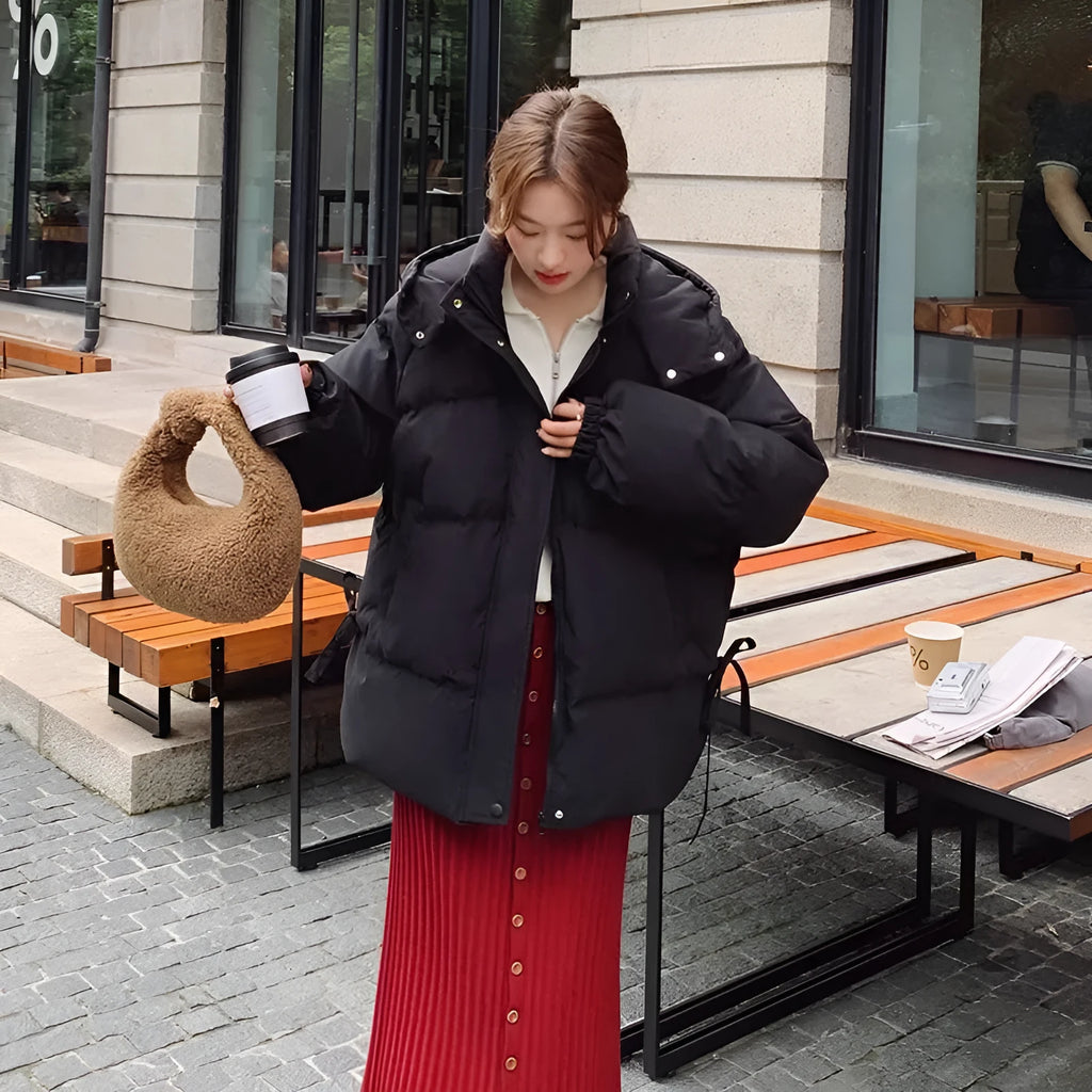Women's loose sleeveless padded jacket with princess sleeves in milky white or black colours