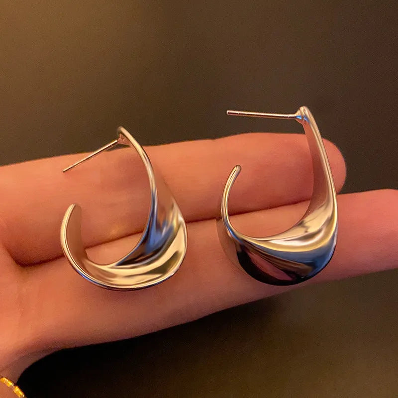 Metal twisted geometric earrings with round shape in gold or silver electroplated finish
