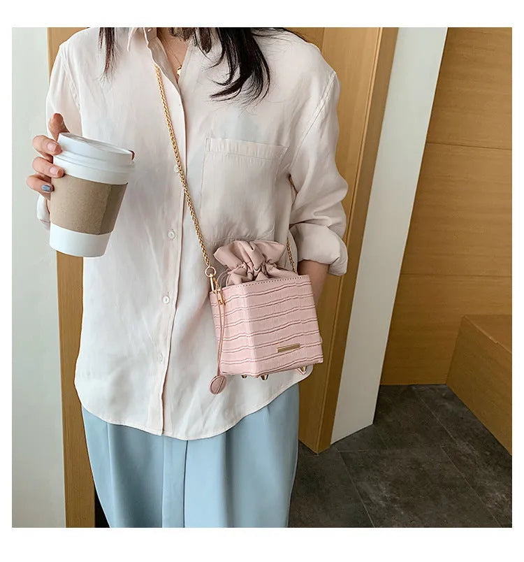 Women's small bucket-shaped chain messenger bag in multiple colours with zip closure