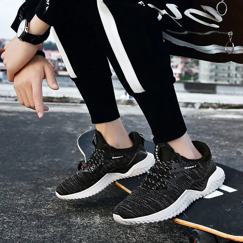 Low-top breathable running shoes in mesh with a front strap, shown in available colours.