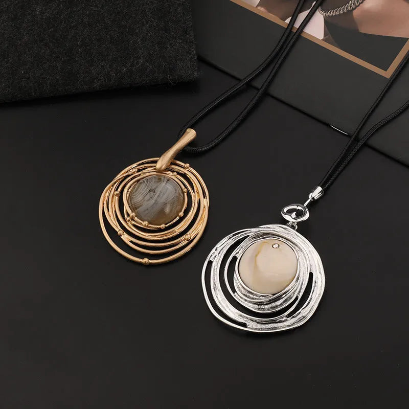 Women's gold geometric sweater chain necklace with adjustable length 51-80cm and snakeskin texture chain