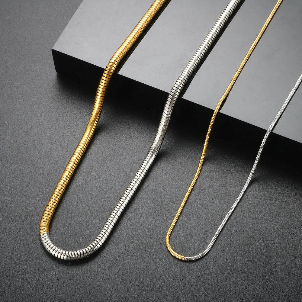 Gold-coloured stainless steel snake bones chain necklace with 3mm thickness and geometric lines