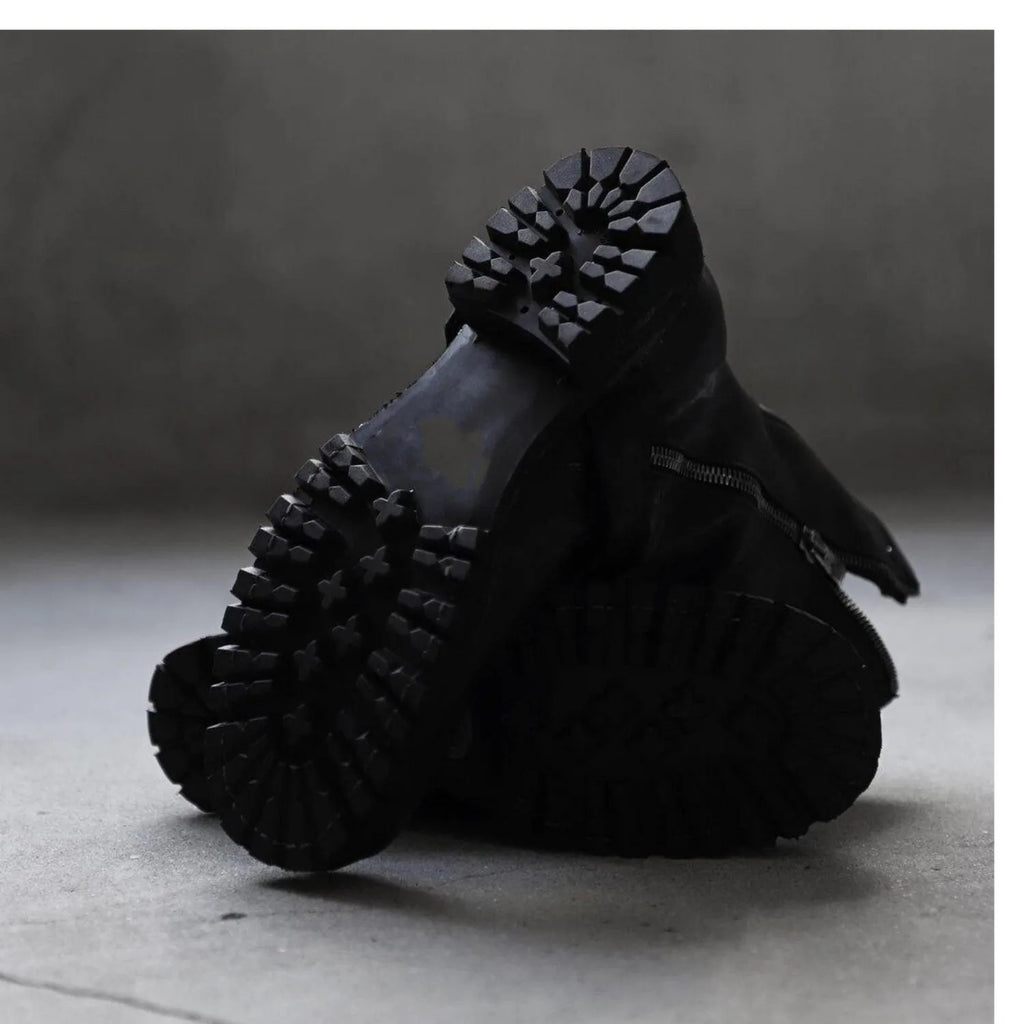 Men's dark retro Martin boots with zipper closure in black and leather black colours