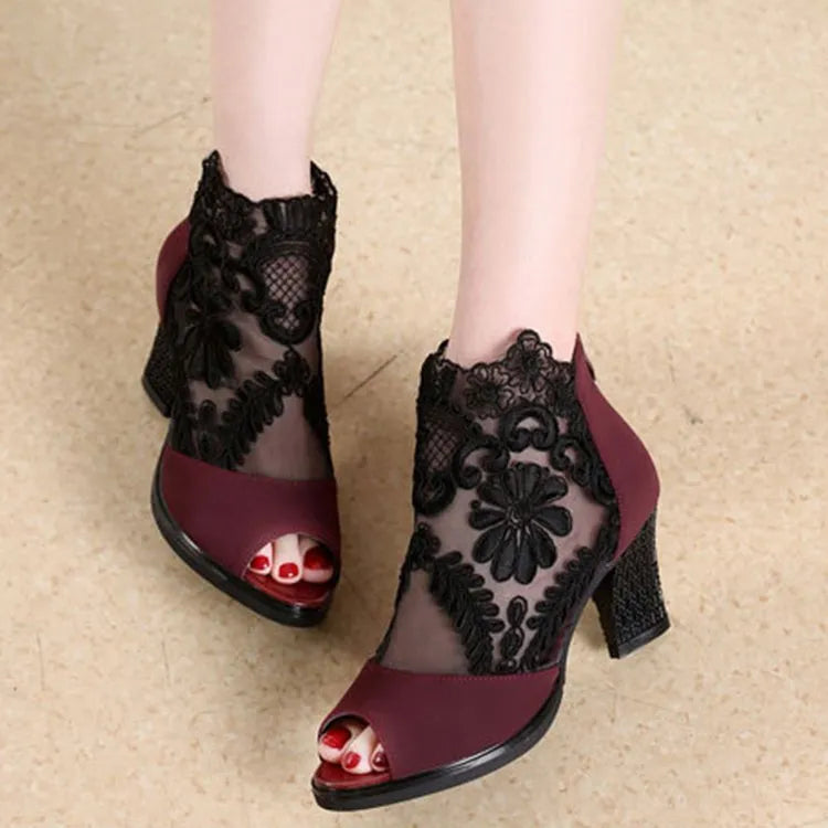 Women's black lace gladiator sandals with square high heel and flower patterns