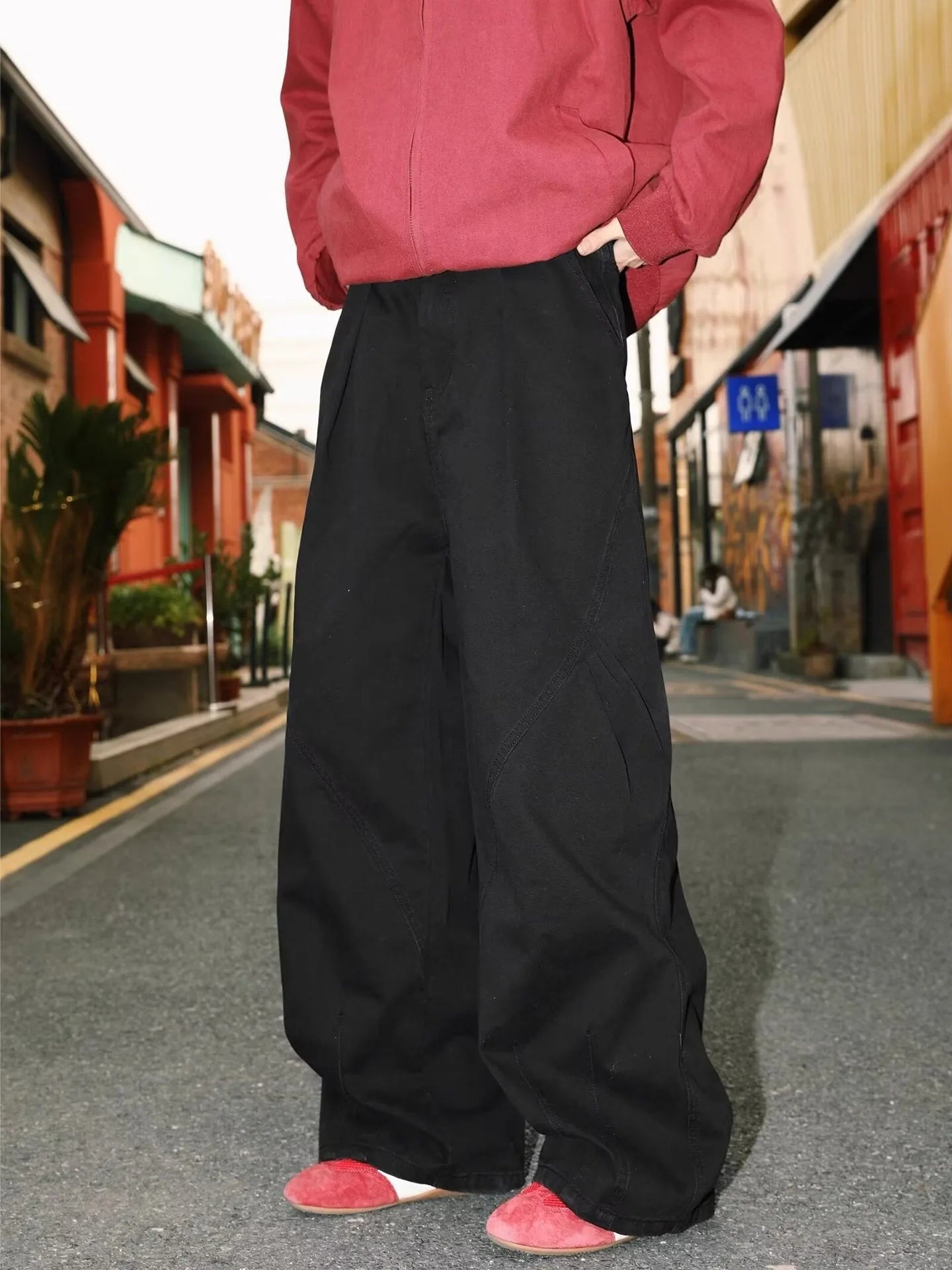 Men's straight-leg trousers with pleated front and striped pattern in cotton-polyester blend