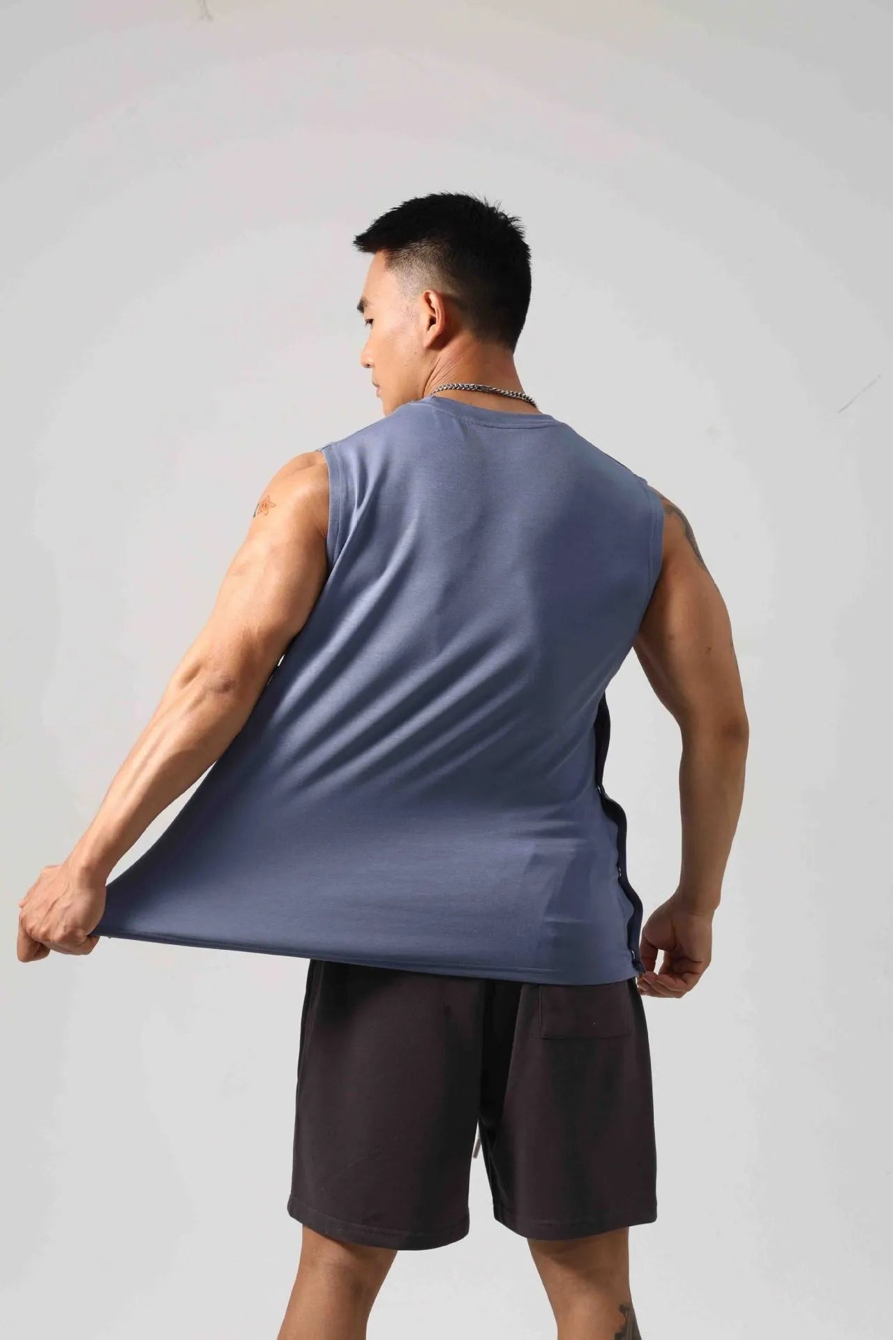 Men's loose cotton fitness vest with hidden hook side openings in black Korean style