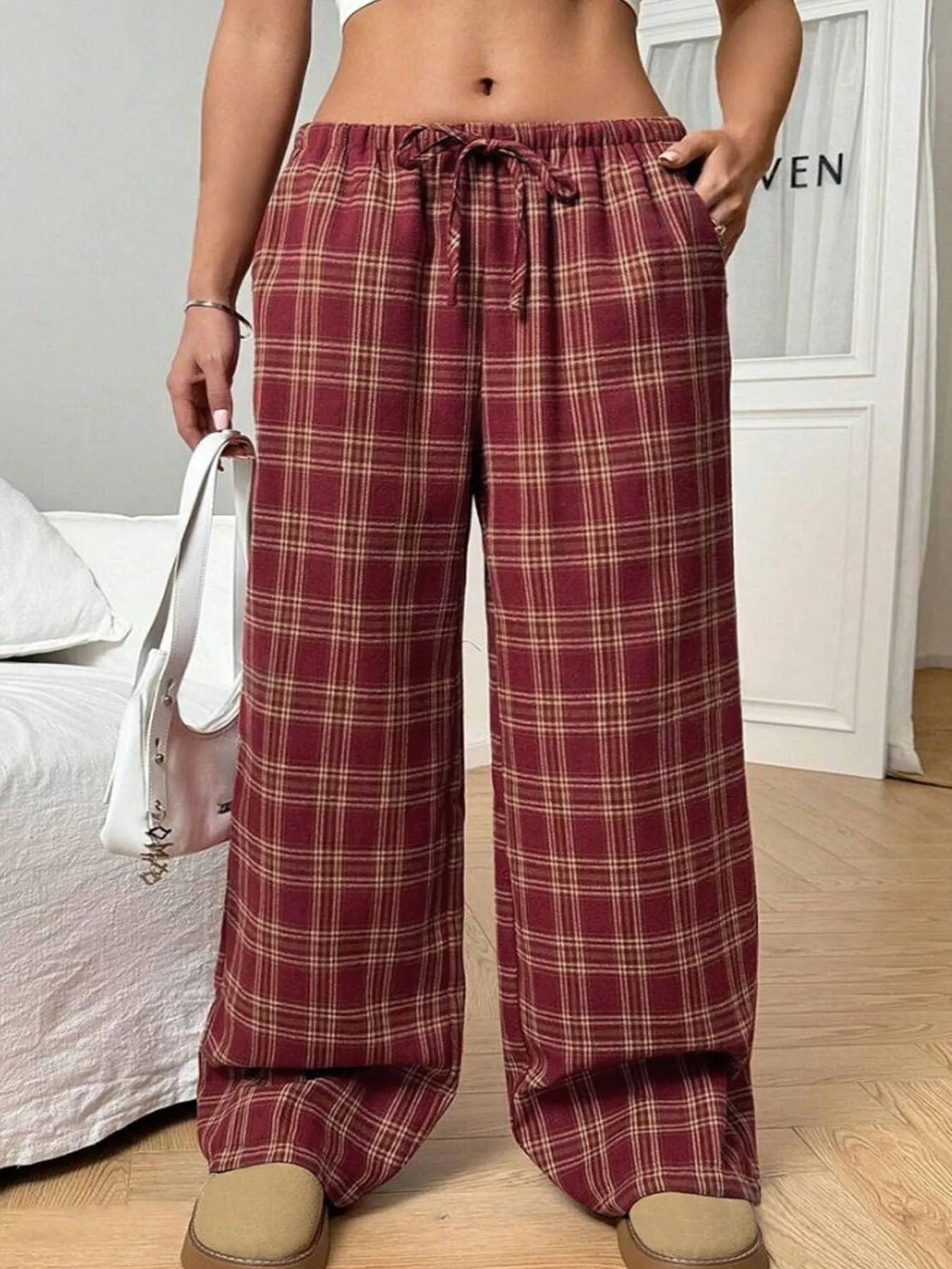 Women's loose fit plaid trousers with elastic drawstring waist and side patch pockets