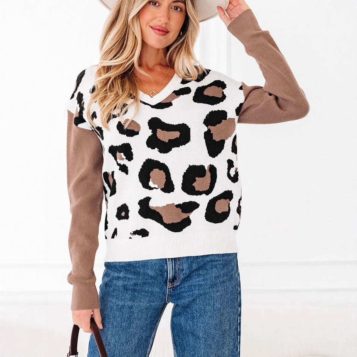 Leopard print V-neck knitted sweater in loose fit viscose fibre with contrast colour detailing