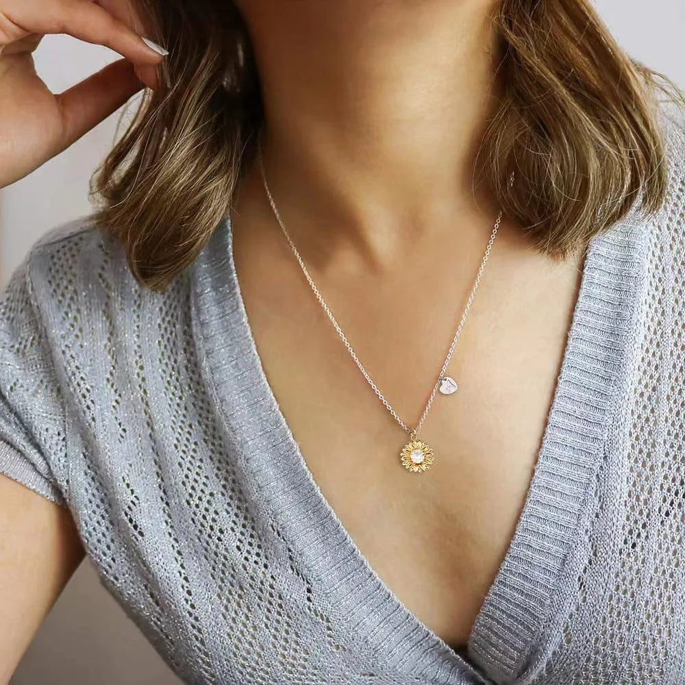 Women's sunflower necklace in 925 silver with geometric daisy pendant on adjustable chain