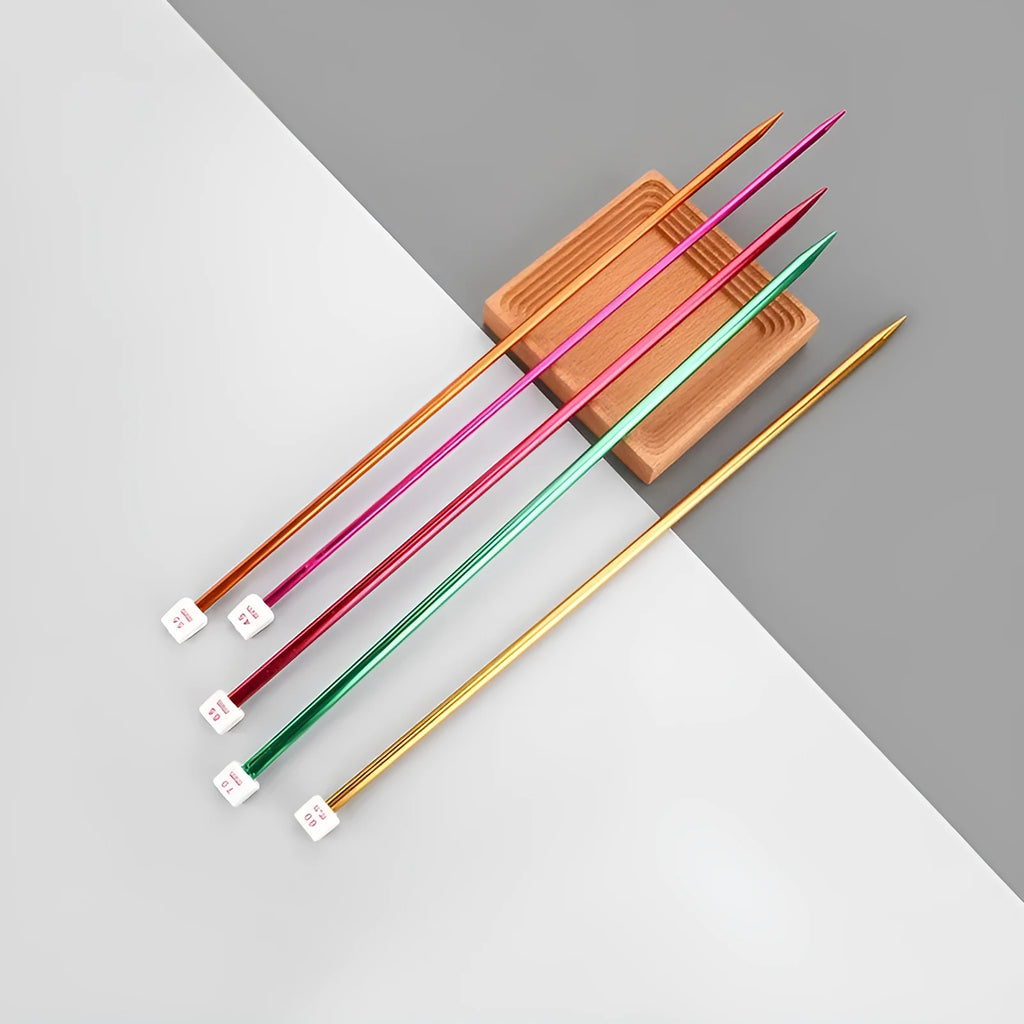 Set of aluminium crochet hooks in 14 sizes from 2.0mm to 10.0mm with protective end caps