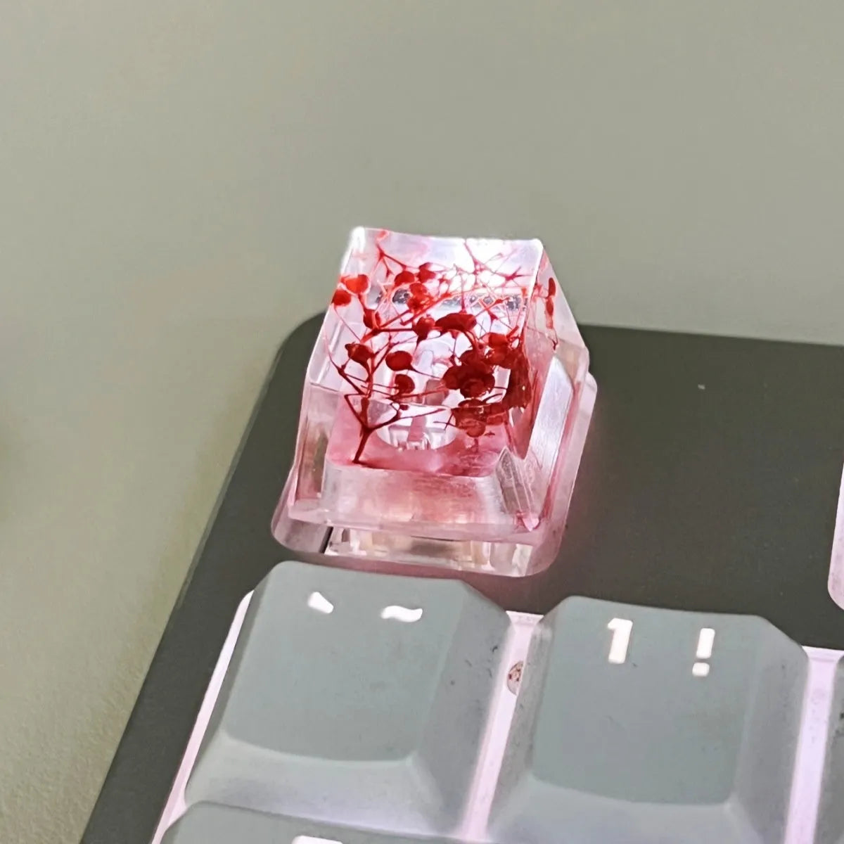 Green high-transparency resin keycap with starry sky design for mechanical keyboards