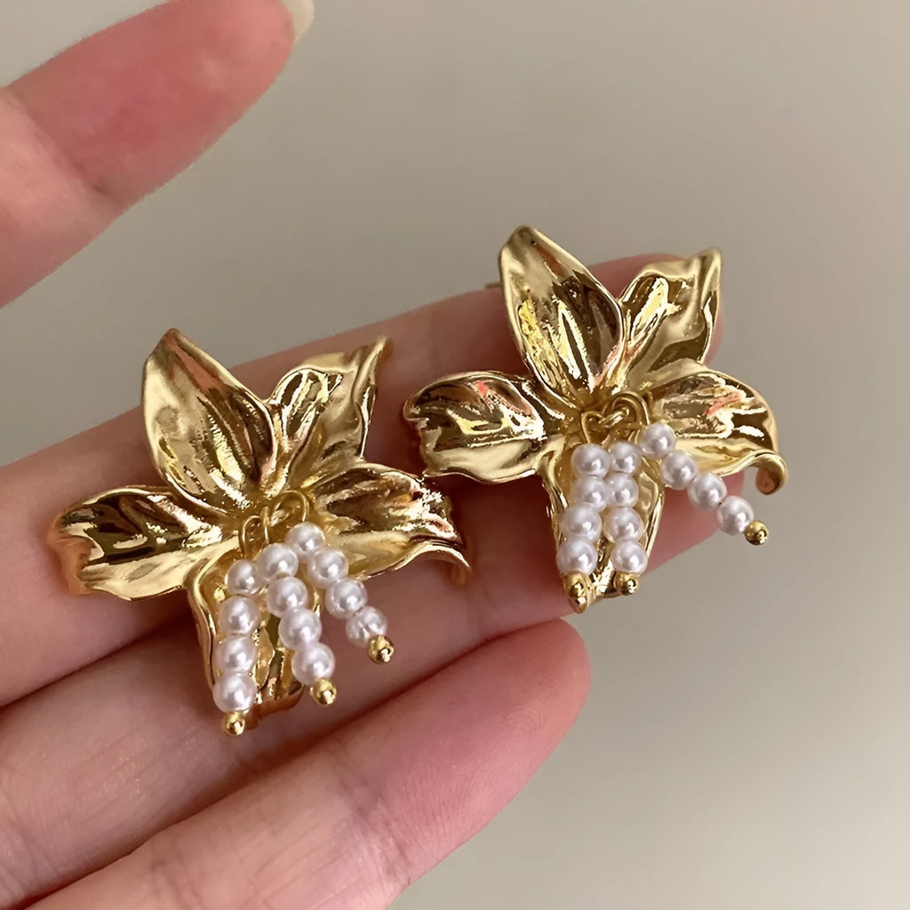 Gold H1795 metal earrings with exaggerated pearl flower design for women