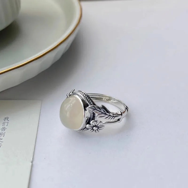 Copper vintage ring with adjustable opening and U-shaped design in white chalcedony colour