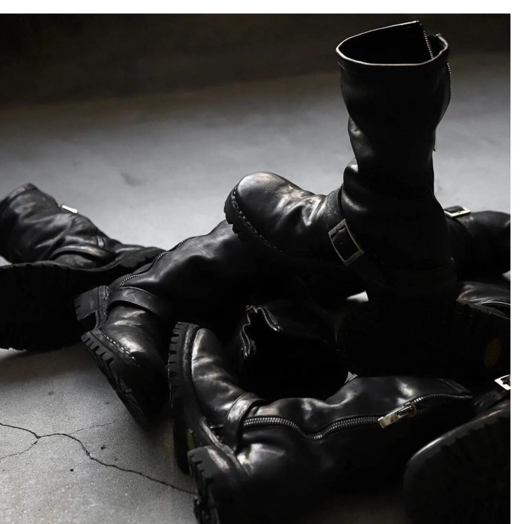 Men's dark retro Martin boots with zipper closure in black and leather black colours