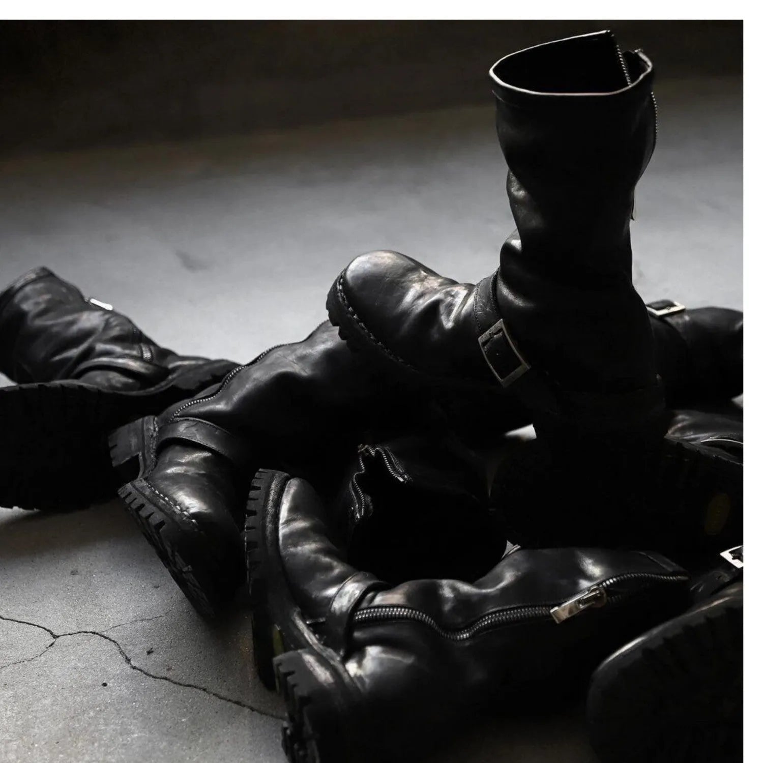 Men's dark retro Martin boots with zipper closure in black and leather black colours
