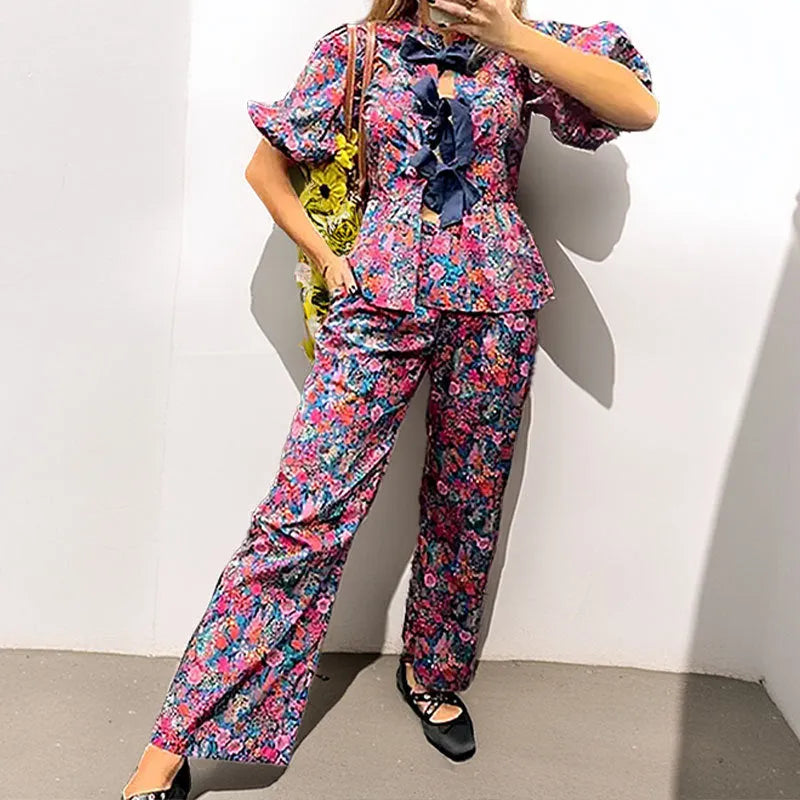 Floral print tie-neck leisure suit with puff sleeves and matching trousers for commuting wear
