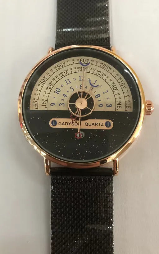 Men's gold and silver sports quartz wristwatch with 40mm dial and water resistance