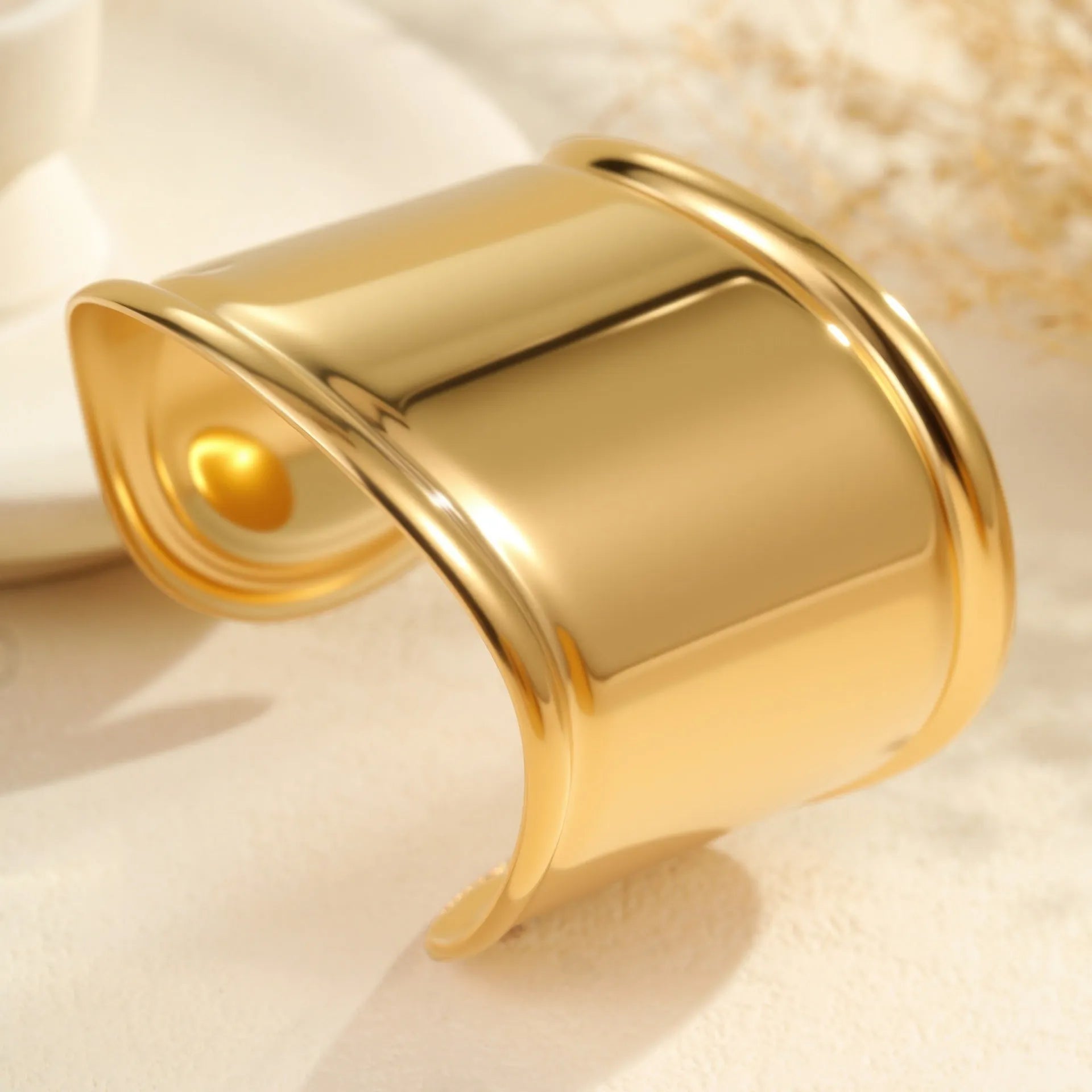 Women's fashion bracelet with gold-plated wave design and geometric elements