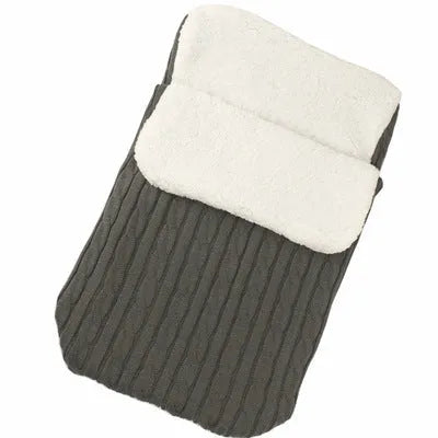 Envelope-style baby stroller sleeping bag in a plain colour with thick cotton wool filling and lamb cashmere lining.