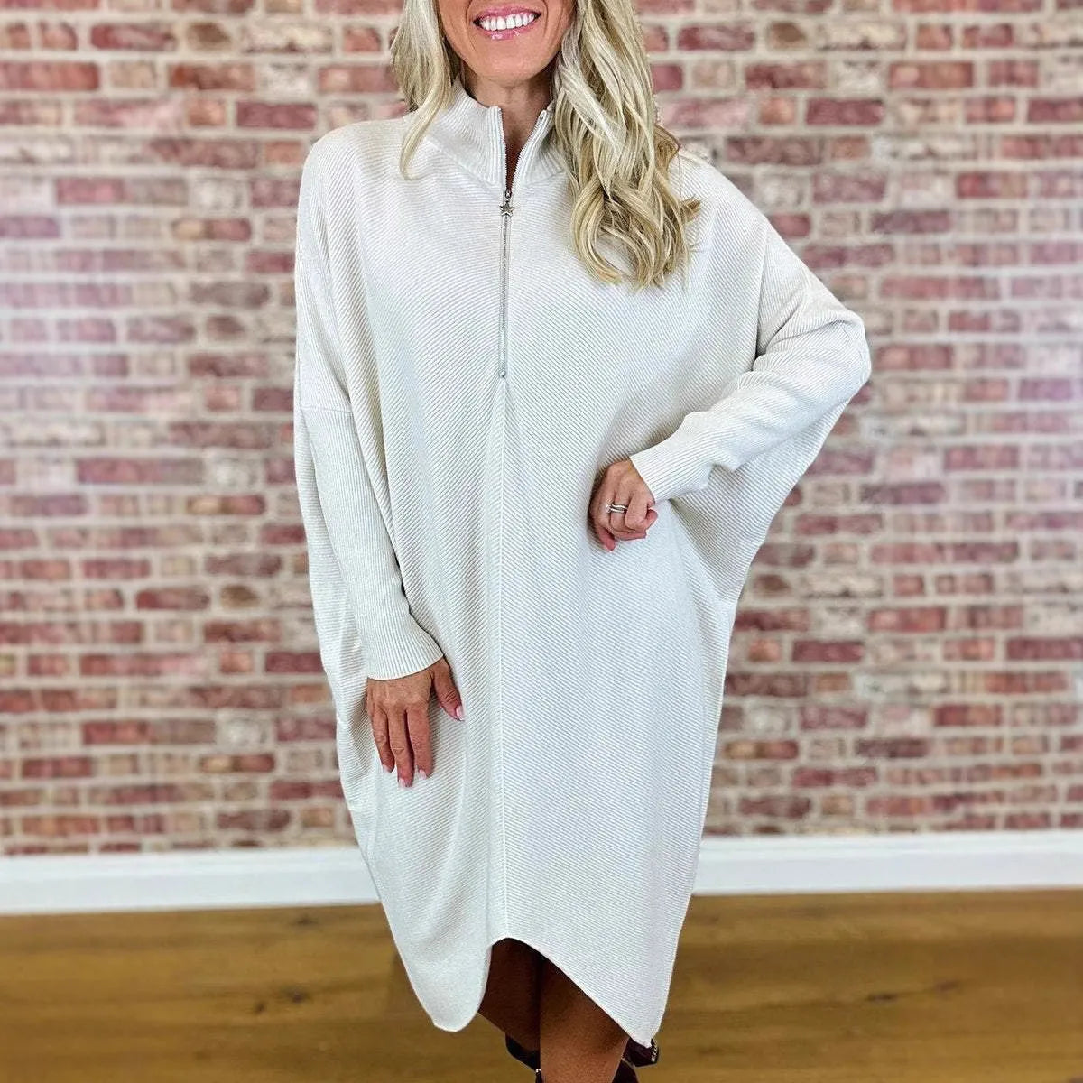 Women's solid colour loose knitted dress with zip front and raglan sleeves