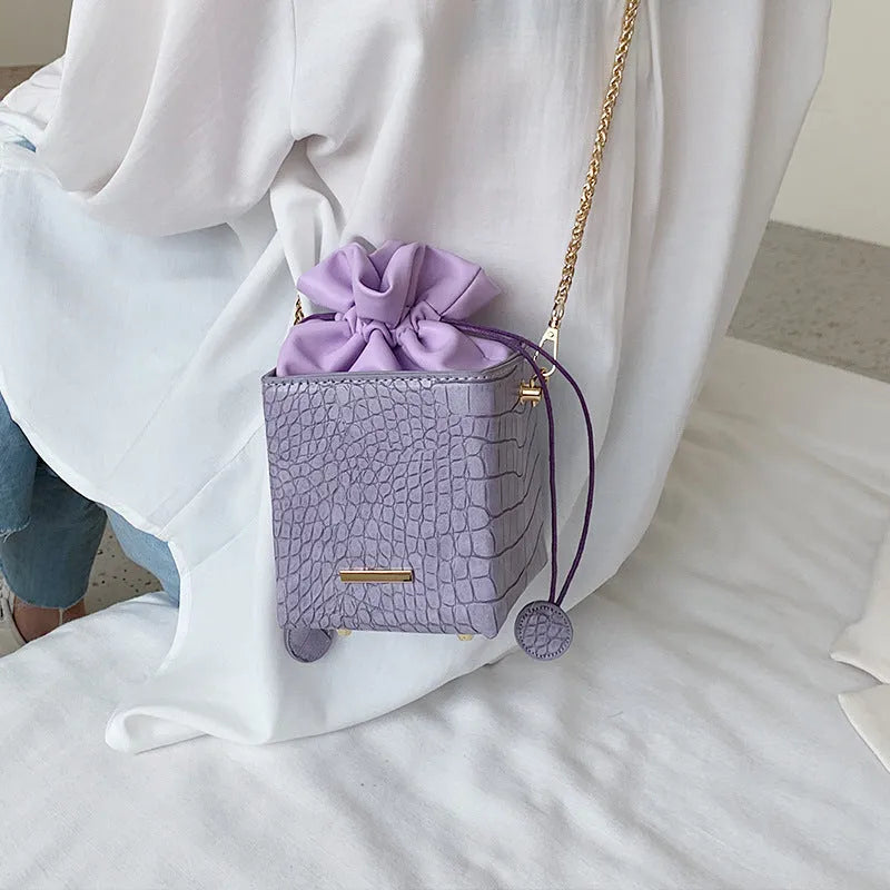 Women's small bucket-shaped chain messenger bag in multiple colours with zip closure