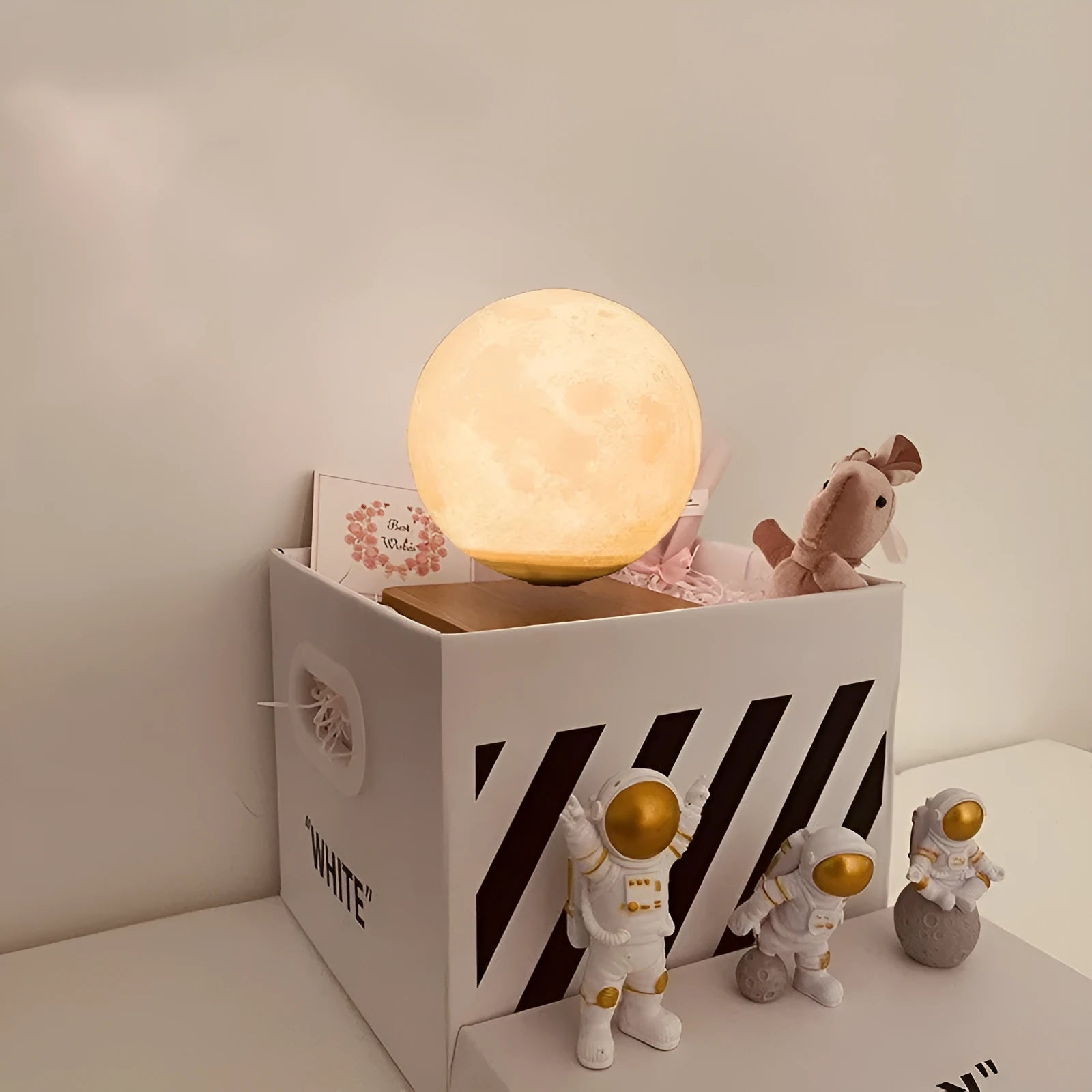 USB magnetic levitation planet night light with floating display and astronaut figurines