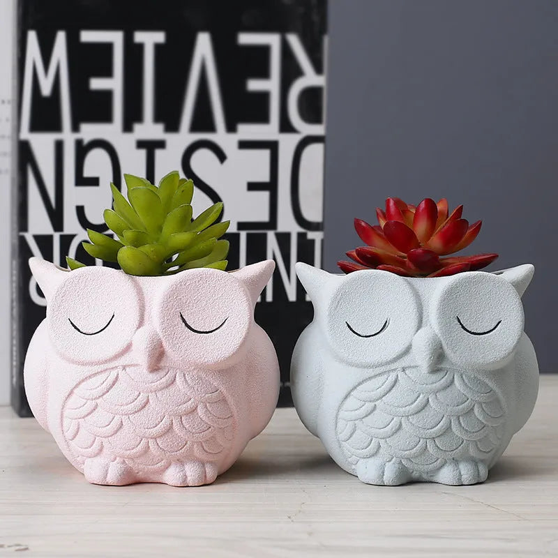 Handmade frosted ceramic owl pot for succulents in light pink, dimensions 11x9x9 cm.