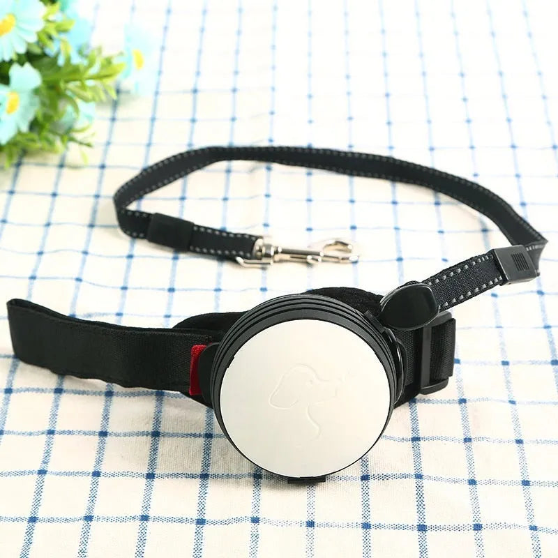 Automatic retractable pet leash extended to 3 metres with nylon rope and hands-free handle