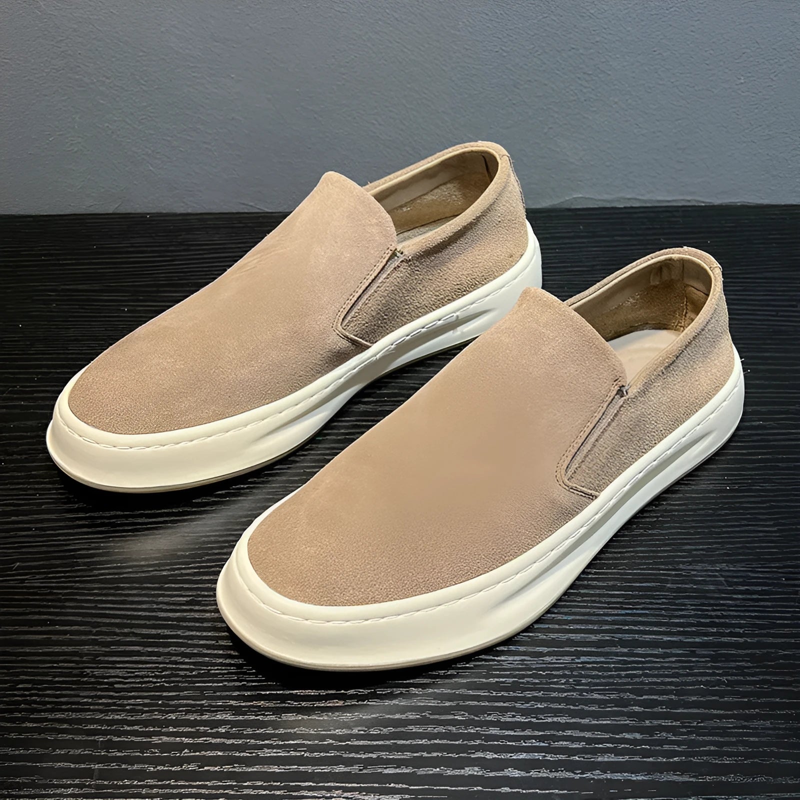 Men's casual PU leather shoes in grey colour with round toe and mid heel