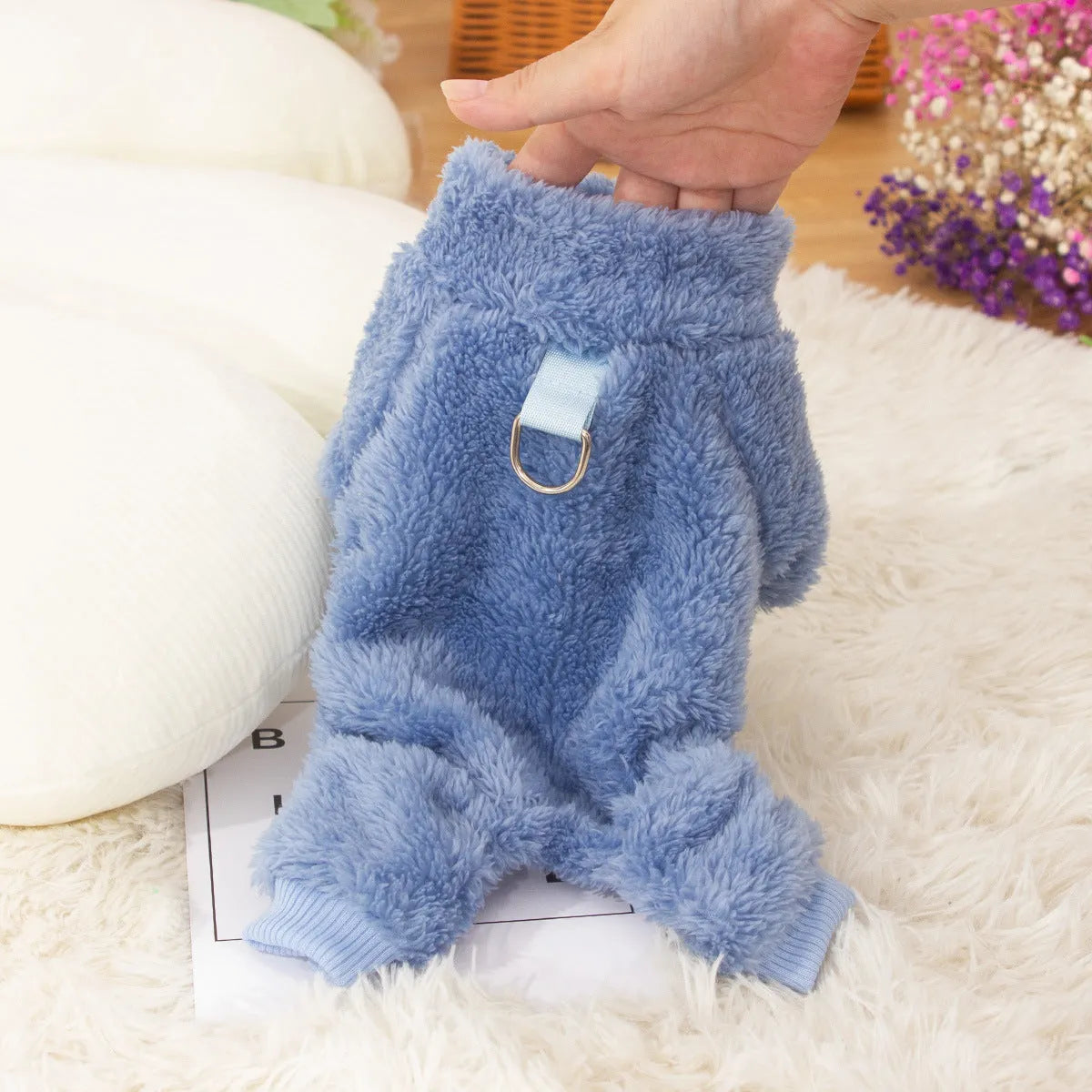 Four-legged dog clothes in plush cotton velvet with high collar and towing ring