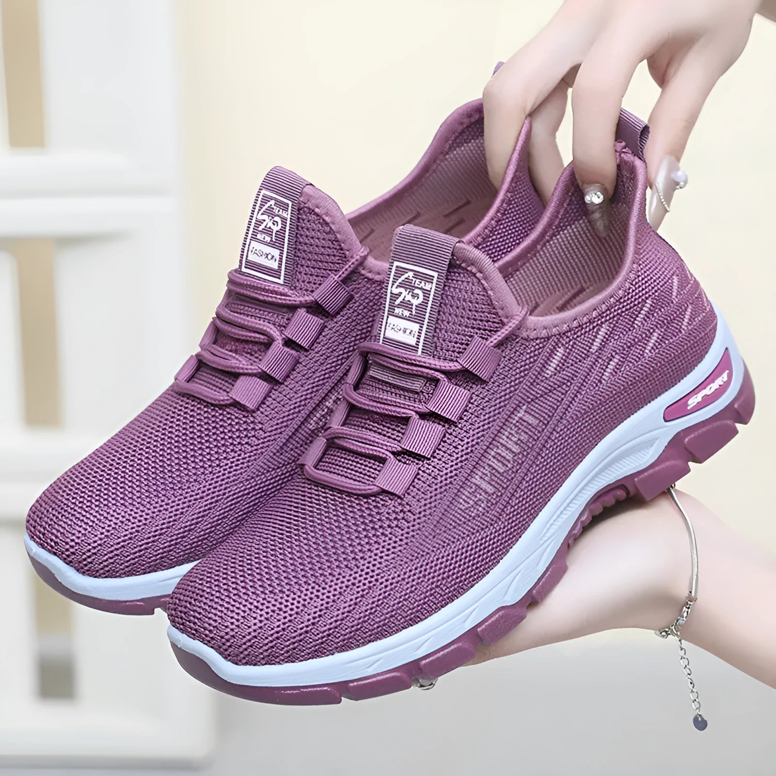 Casual sneakers with low-top design and round toe in various colours for men and women