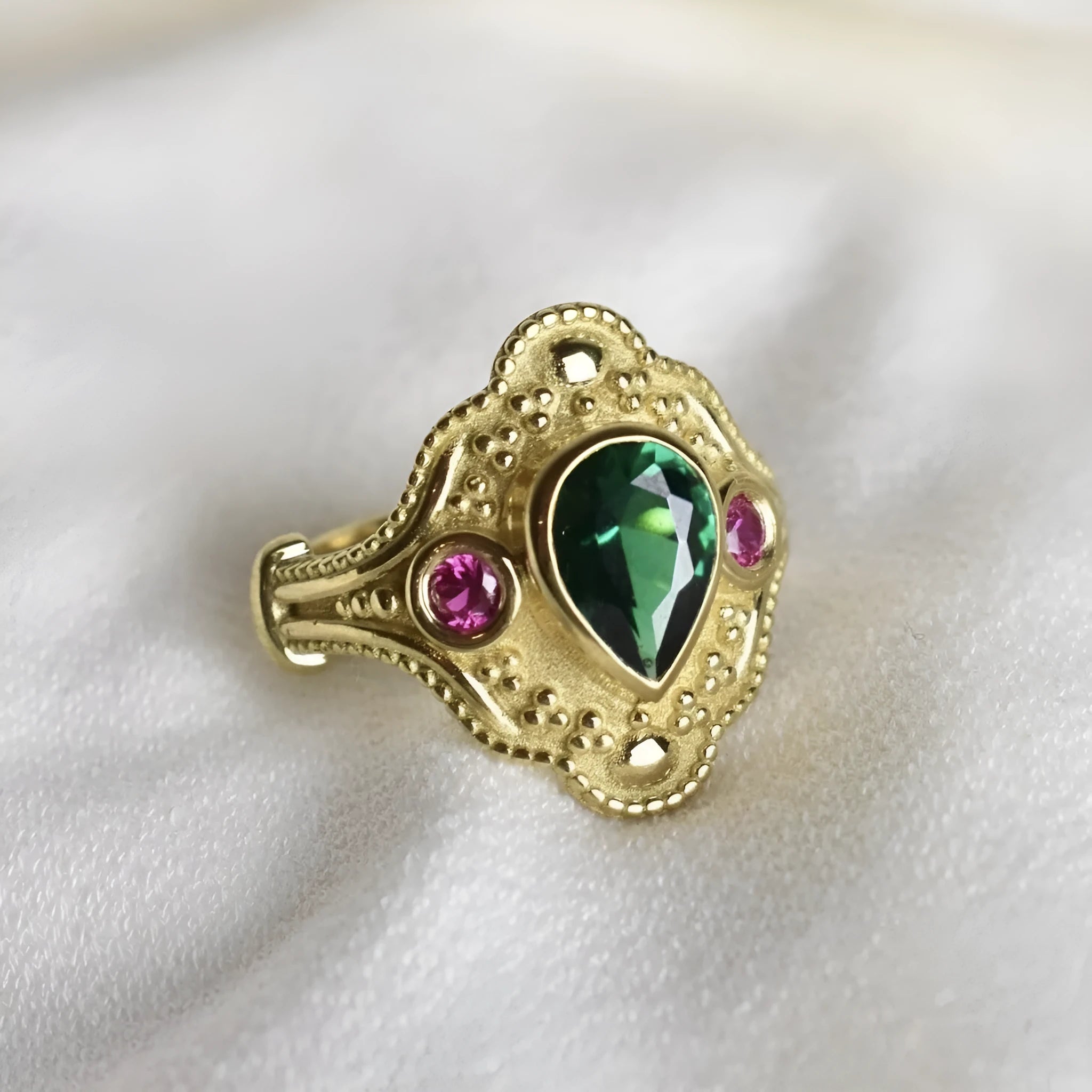 Geometric gold electroplated alloy women's ring in golden lvzuan colour with ins style design
