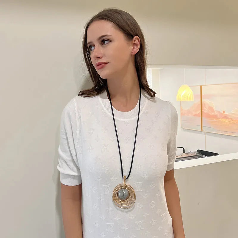 Women's gold geometric sweater chain necklace with adjustable length 51-80cm and snakeskin texture chain