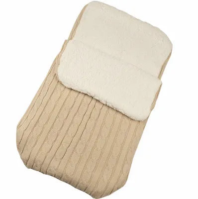 Envelope-style baby stroller sleeping bag in a plain colour with thick cotton wool filling and lamb cashmere lining.
