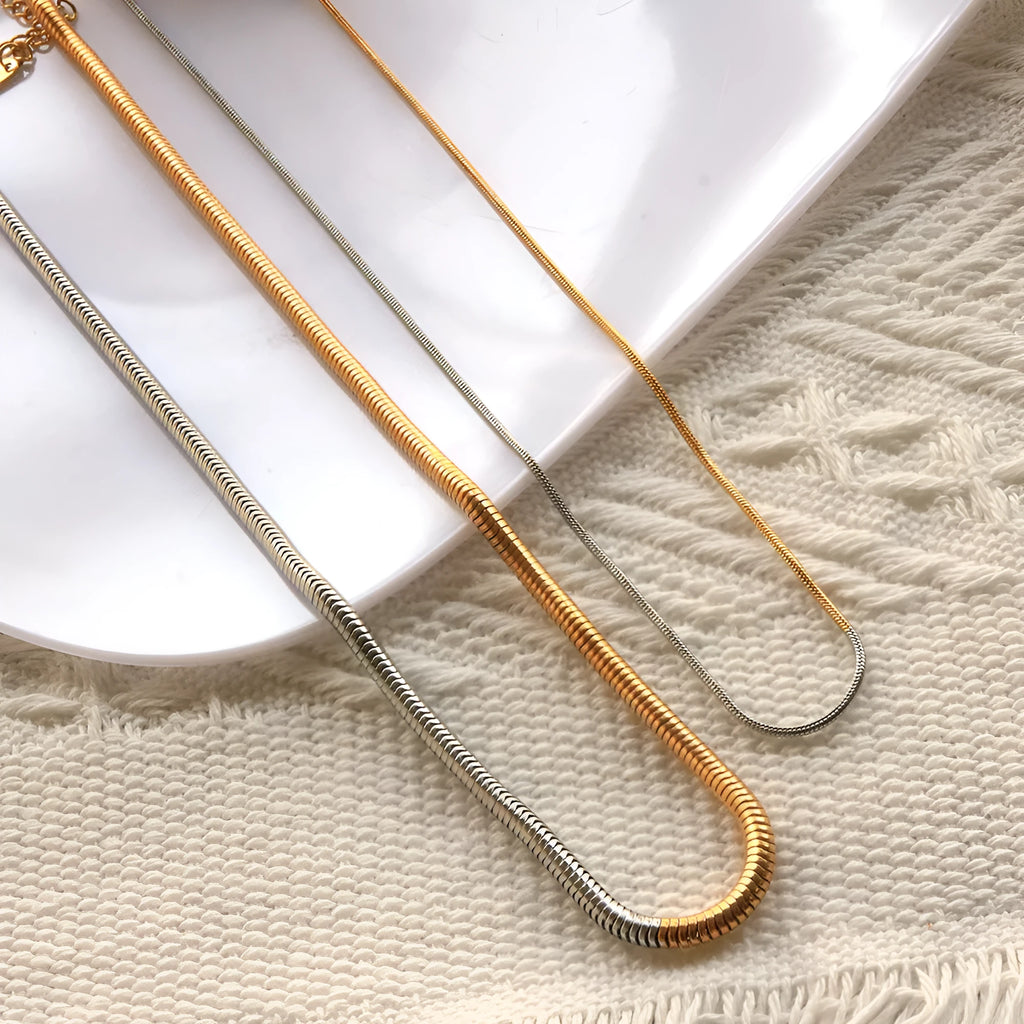 Gold-coloured stainless steel snake bones chain necklace with 3mm thickness and geometric lines