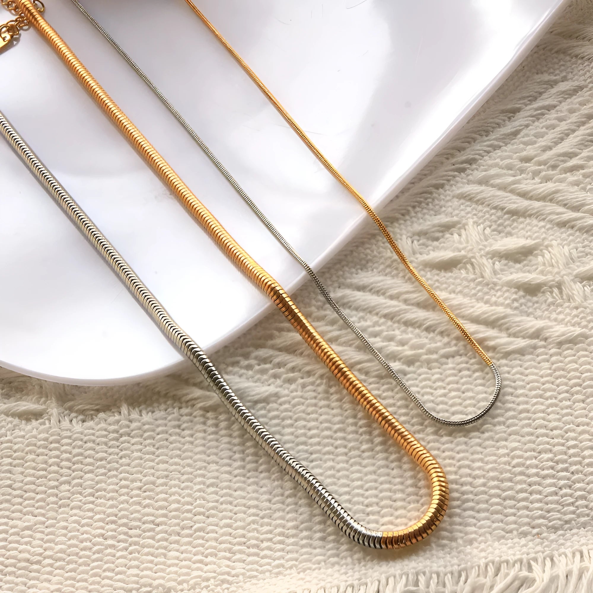 Gold-coloured stainless steel snake bones chain necklace with 3mm thickness and geometric lines