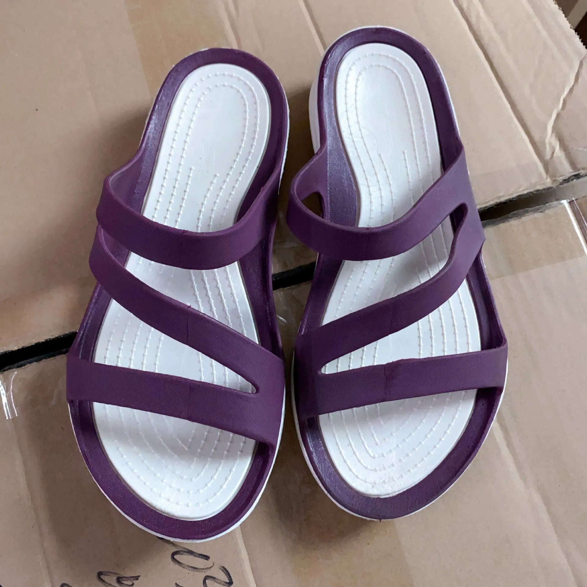 Women's solid colour beach sandals with breathable PP uppers in six colour options