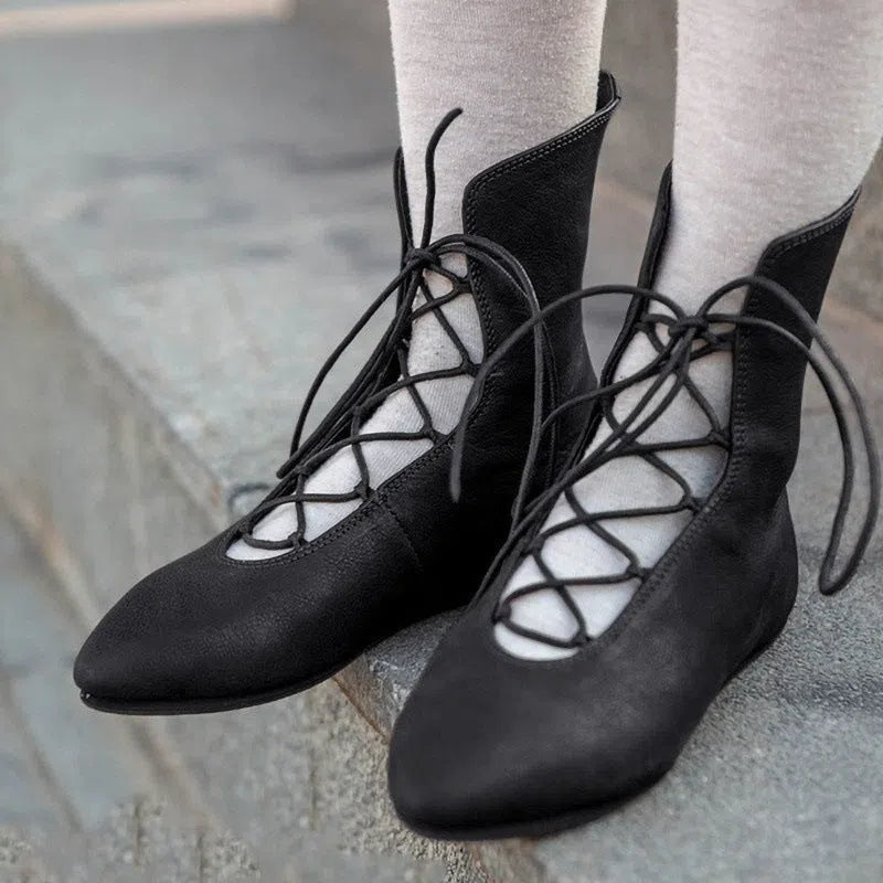 Women's low-cut leather-look boots with straps, chunky high heel, round toe, black synthetic leather upper