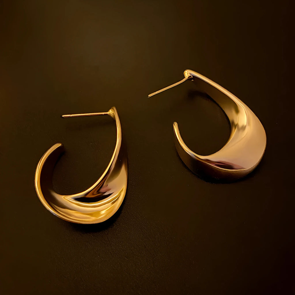 Metal twisted geometric earrings with round shape in gold or silver electroplated finish