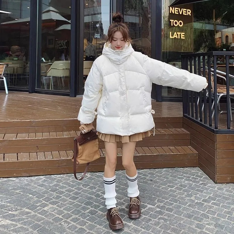 Women's loose sleeveless padded jacket with princess sleeves in milky white or black colours