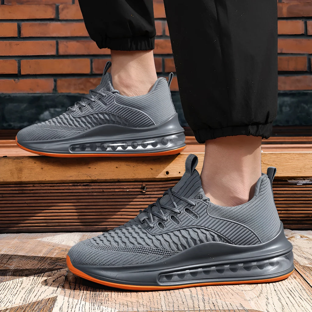 Men's low-top mesh running shoes with round toe and rubber sole in black colour