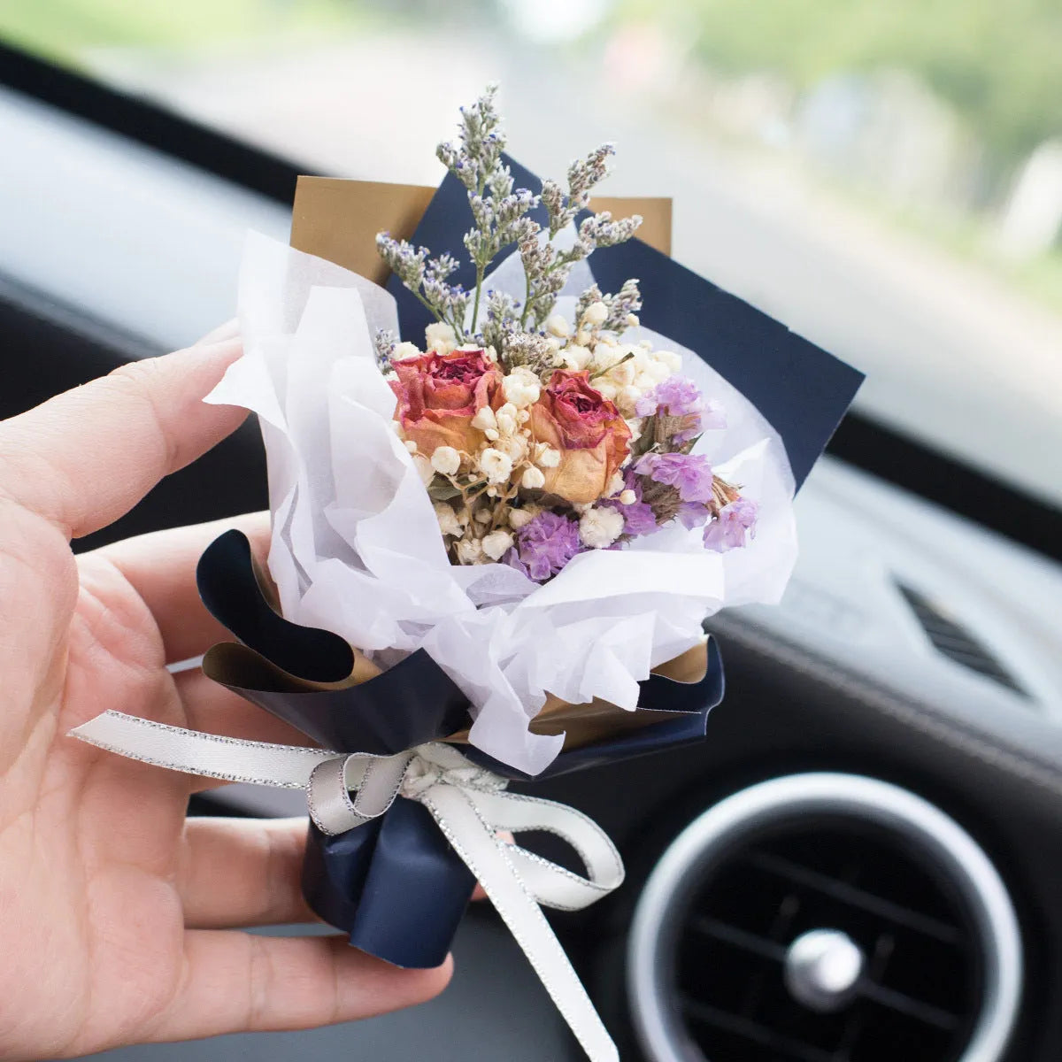 Handmade dried flower car vent aromatherapy ornament with fragrance slice