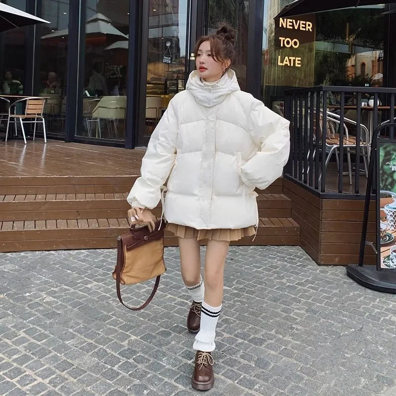 Women's loose sleeveless padded jacket with princess sleeves in milky white or black colours